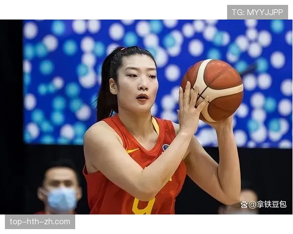 李梦训练完直接啃鸡腿，这自律和放纵的切换也太真实了